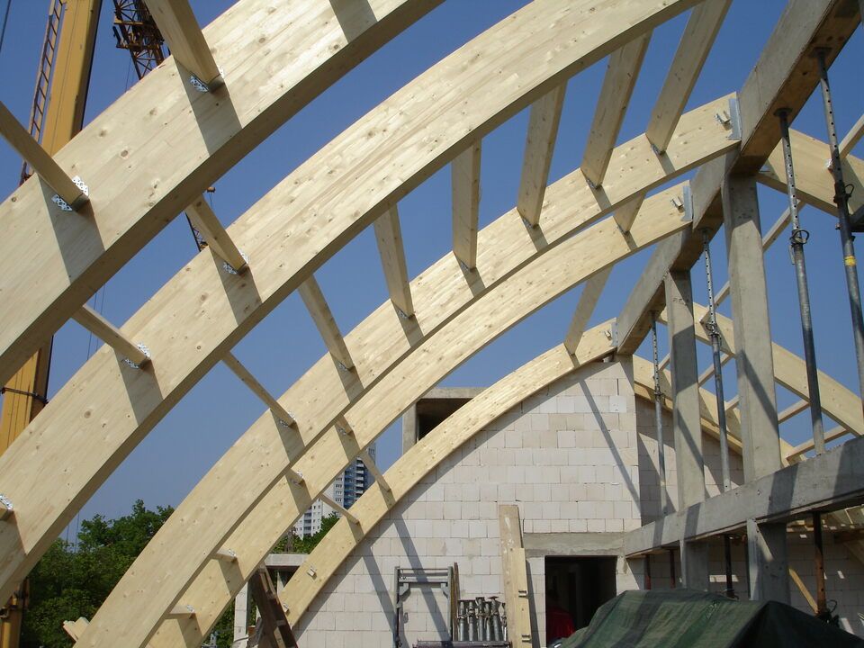 Das Dach eines Gebäudes wird mit Holzbalken gebaut