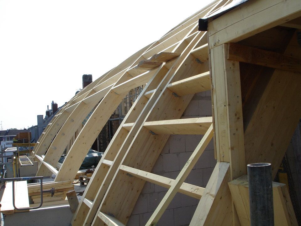 Eine Holzkonstruktion mit einer daran befestigten Leiter