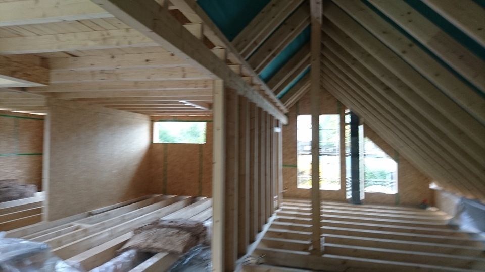 Ein Raum, der mit Holzbalken gebaut wird