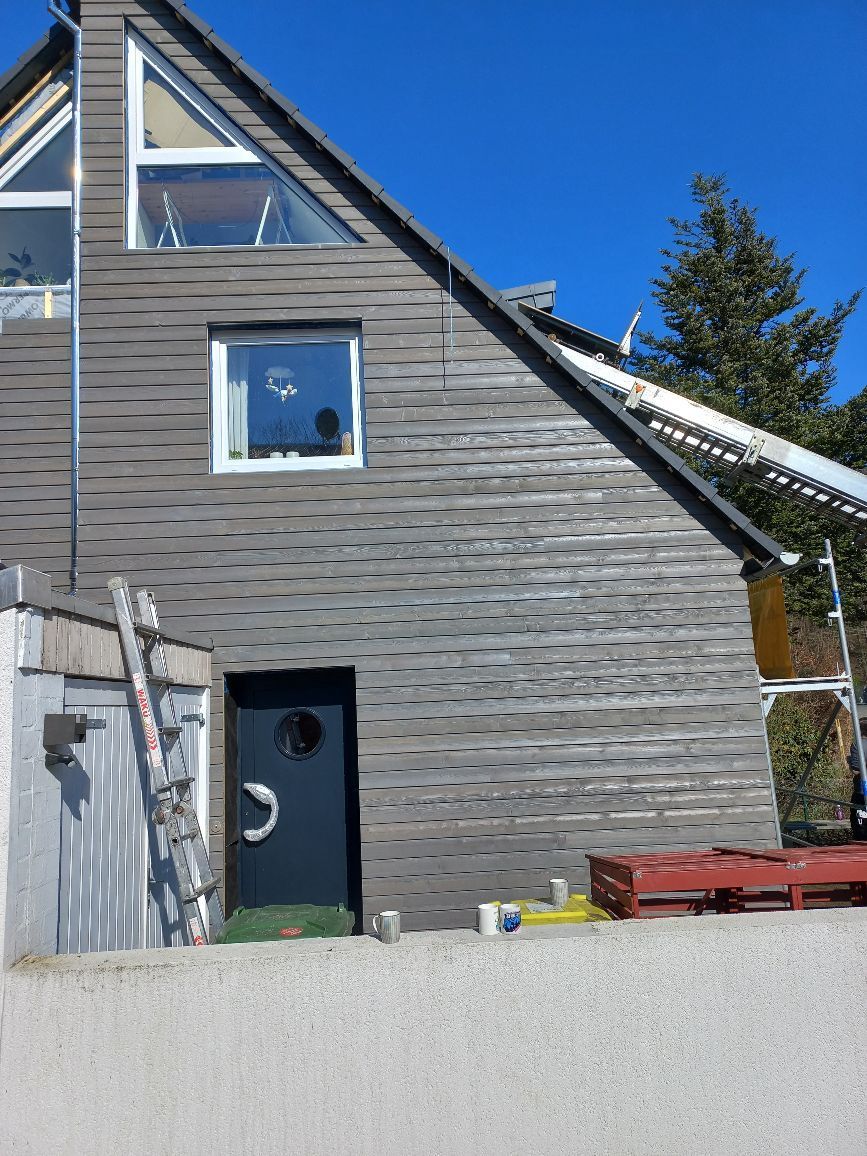 Ein großes Haus mit einer Leiter davor