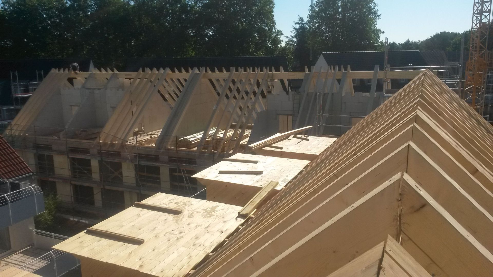 Das Dach eines im Bau befindlichen Gebäudes besteht aus Holz