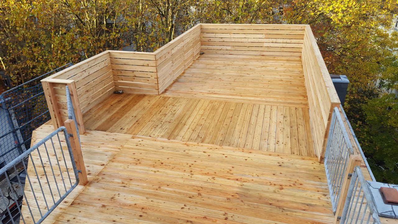 Ein Holzdeck mit Treppen, die hinaufführen.
