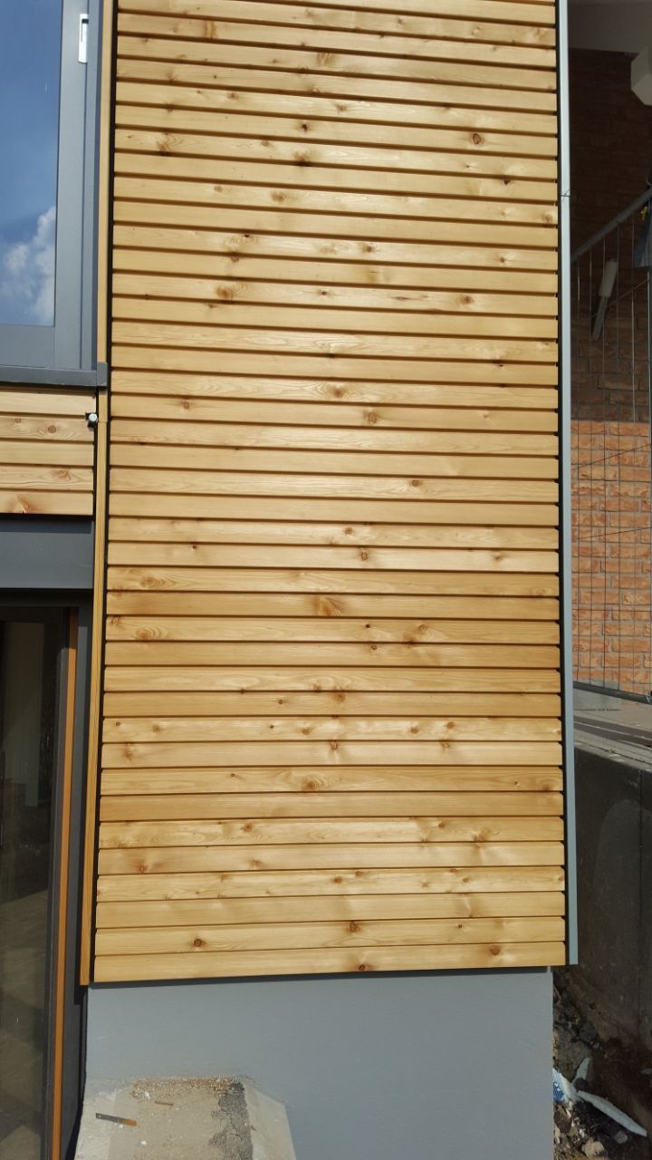 Eine Holzverkleidung an der Seite eines Gebäudes