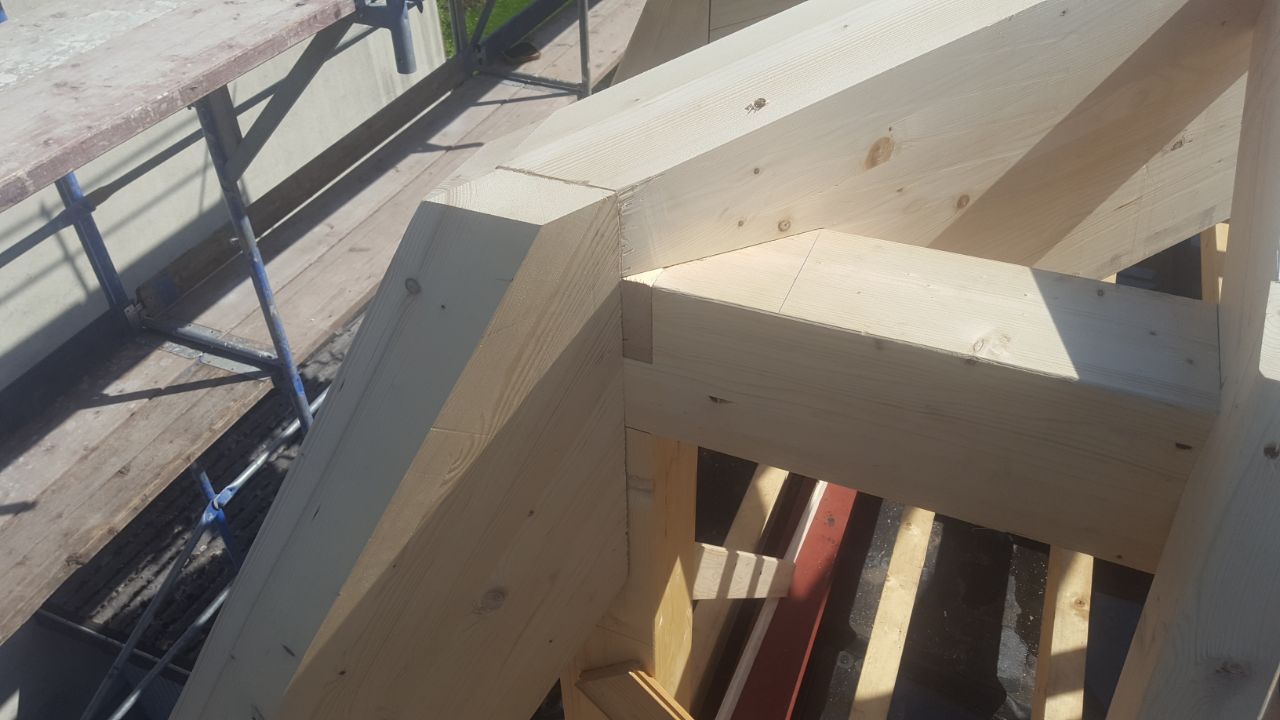 An einem sonnigen Tag wird eine Holzkonstruktion gebaut.