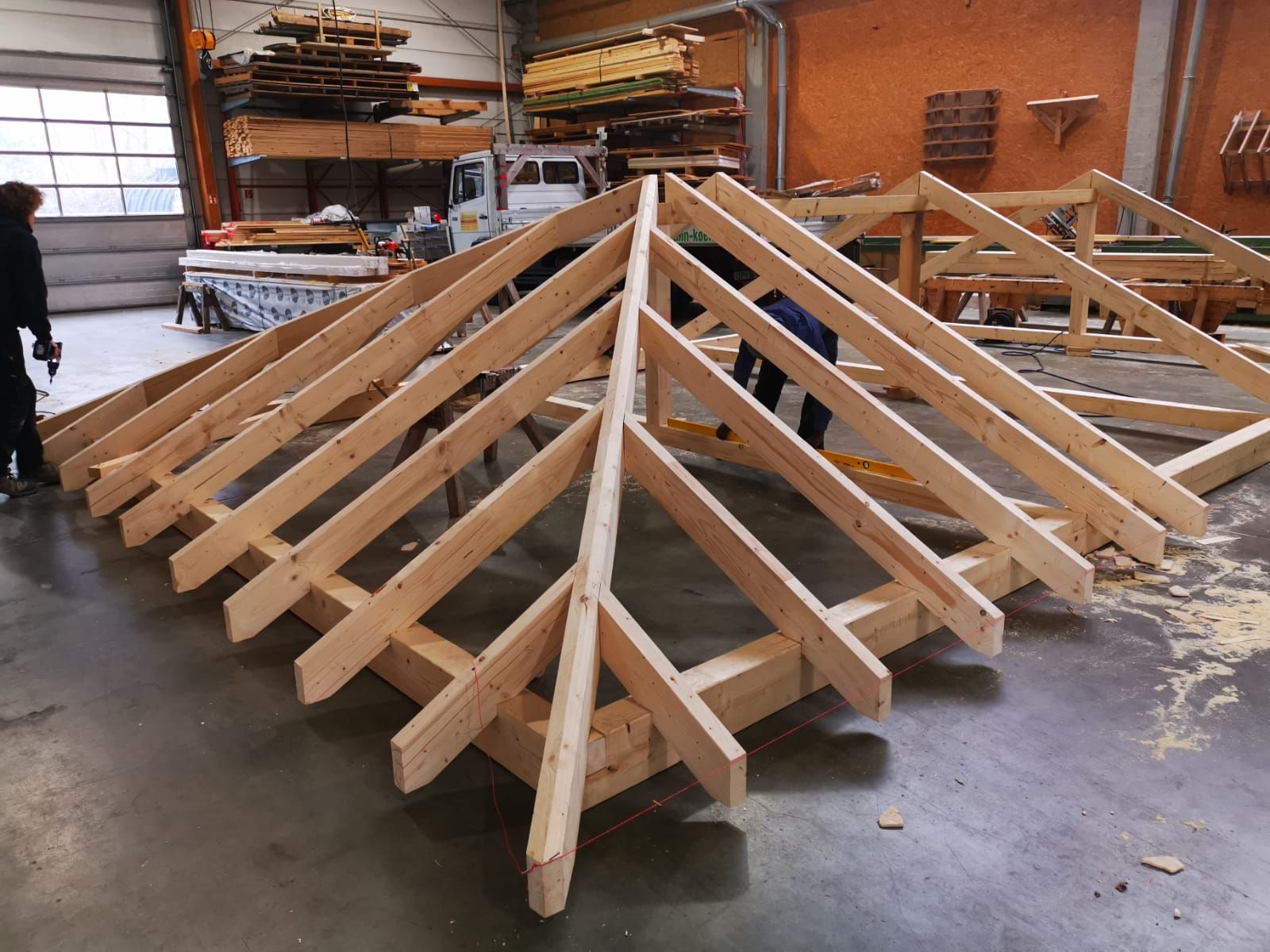 In einer Lagerhalle wird eine Holzkonstruktion errichtet