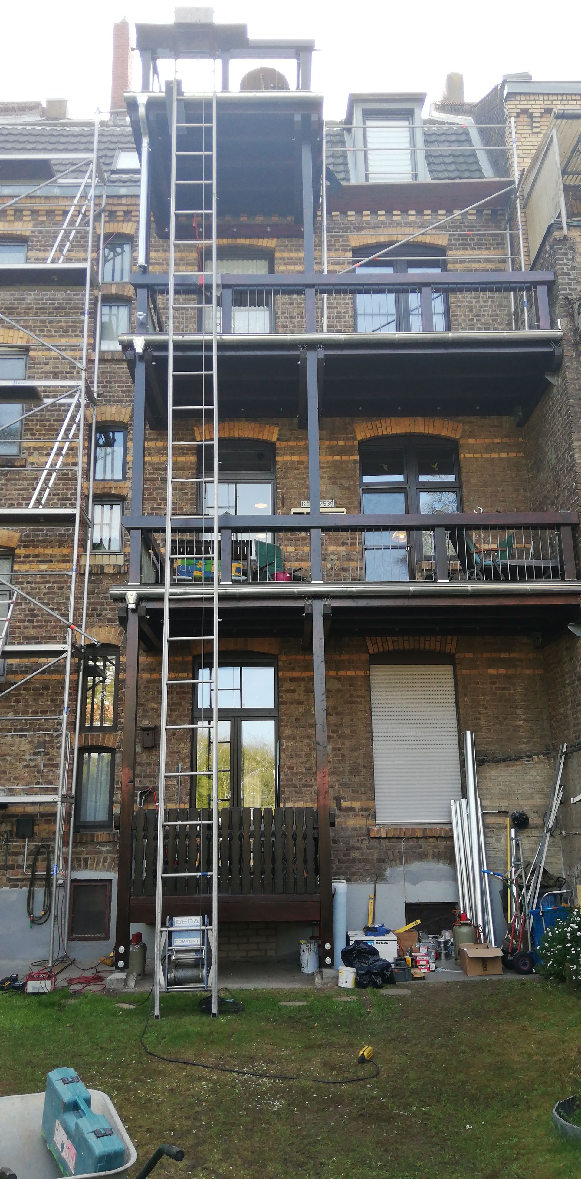 Ein großes Backsteingebäude mit einer Leiter an der Seite.