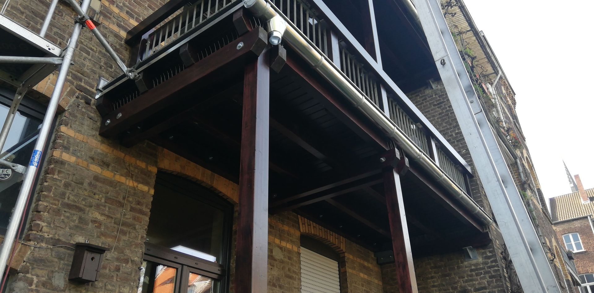 Ein Gebäude mit einem Balkon an der Seite