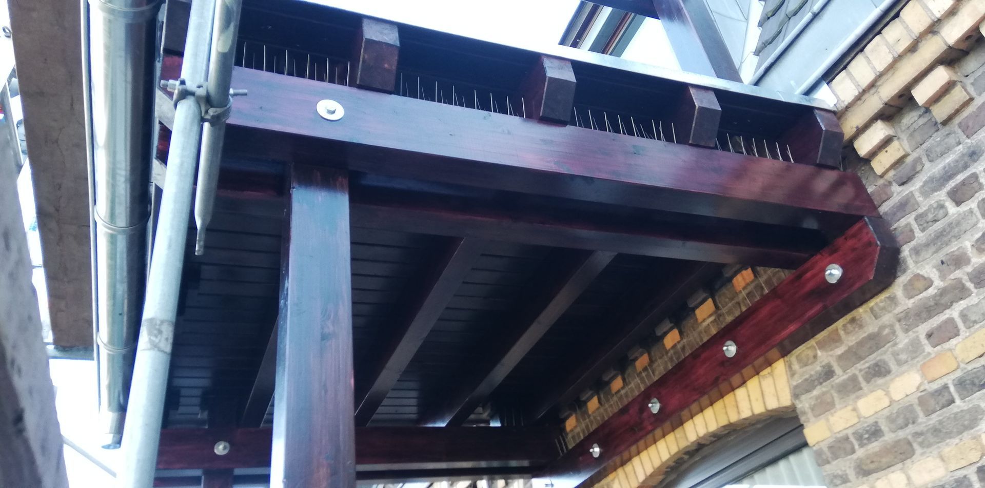 Auf einem Backsteingebäude befindet sich ein Holzdeck.