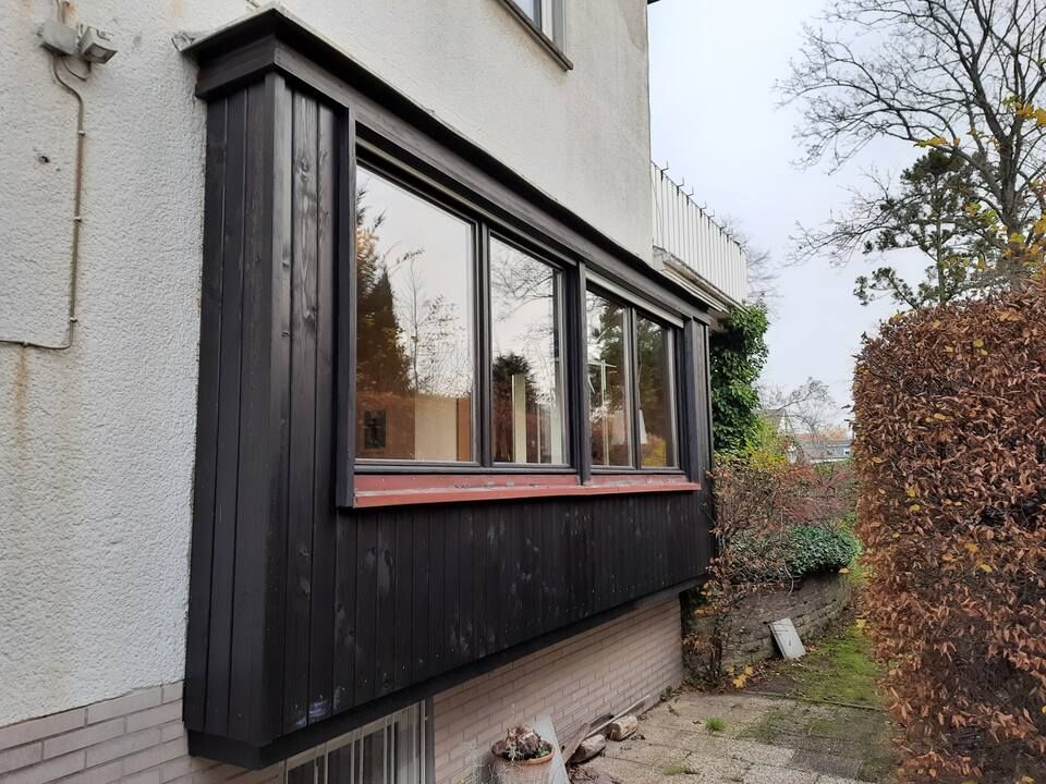 Ein großes Fenster an der Seite eines Hauses