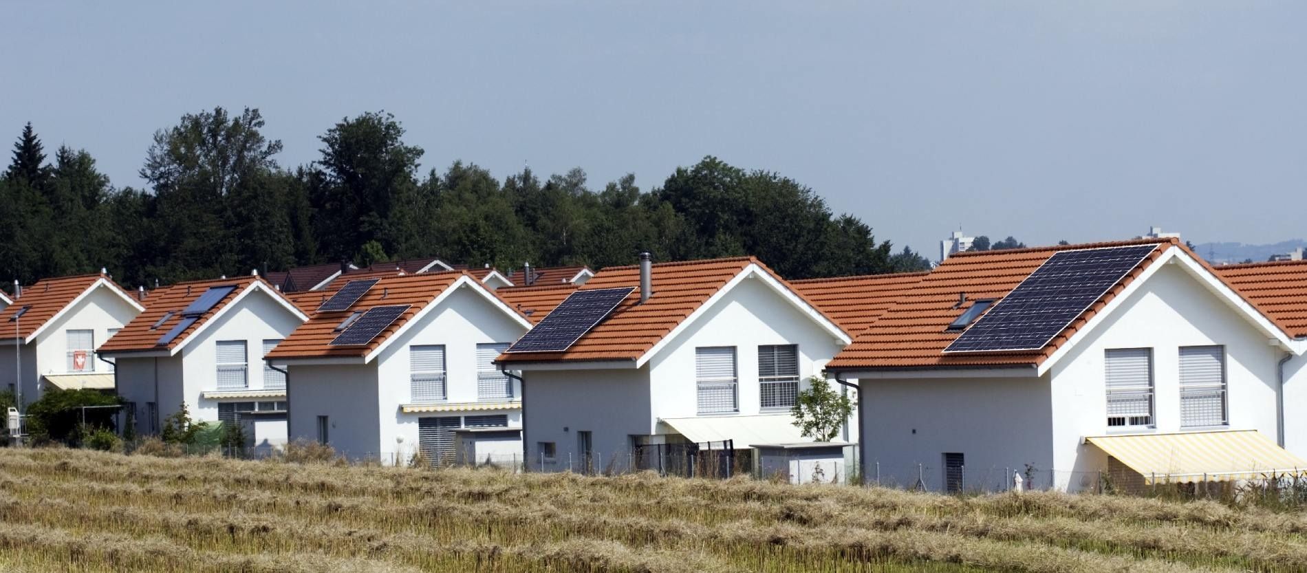 Una hilera de casas con paneles solares en los techos