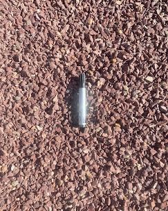 Un lit de gravier décoratif concassé, de couleur brun rougeâtre.