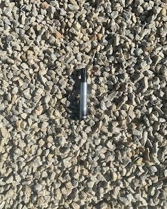 Un lit de gravier concassé de couleur claire.