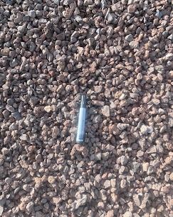 Un tas de petits graviers anguleux bruns et gris, destinés à l'aménagement paysager.