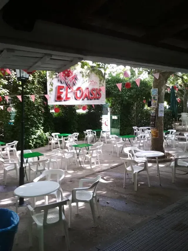 Una terraza de café al aire libre, 
