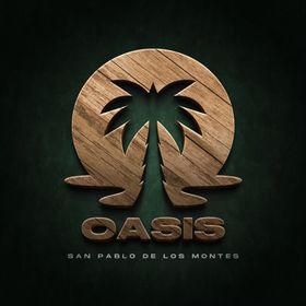 Logotipo con la silueta de una palmera con textura de madera dentro de un c&iacute;rculo, con el texto OASIS.