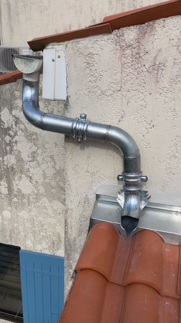 Gouttière en zinc avec élément décoratif sur mesure
