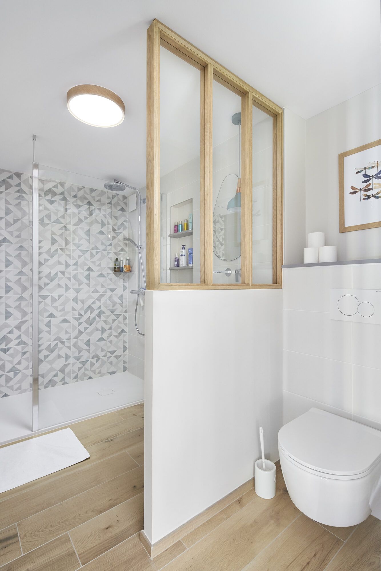 Salle d'eau rénovée avec verrière en bois, douche à l'italienne et WC suspendu, Mathilde Design architecte d'intérieur Nantes
