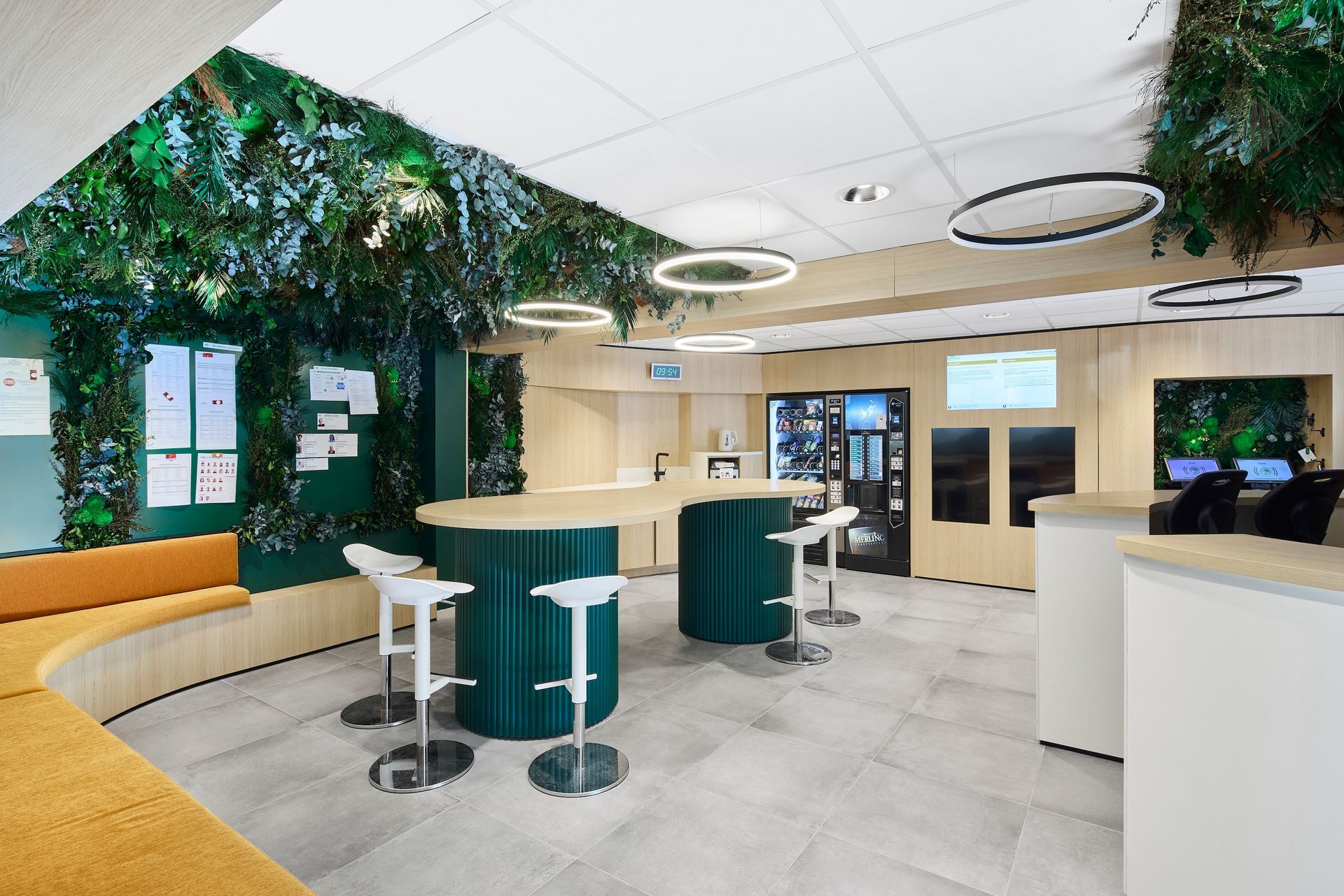 Espace d'accueil moderne avec bureau blanc incurvé, murs à lattes de bois, chaises beiges et sièges confortables.