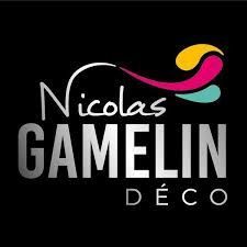 Logo Nicolas Gamelin Déco en blanc, gris, rose, jaune et turquoise sur fond noir