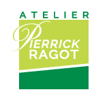 Logo pour Atelier Pierrick RAGOT en vert et citron vert avec une écriture blanche stylisée et une bande verte diagonale.