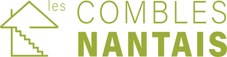 Logo « les COMBLES NANTAIS » en vert avec une icône de maison et d'escalier sur fond blanc