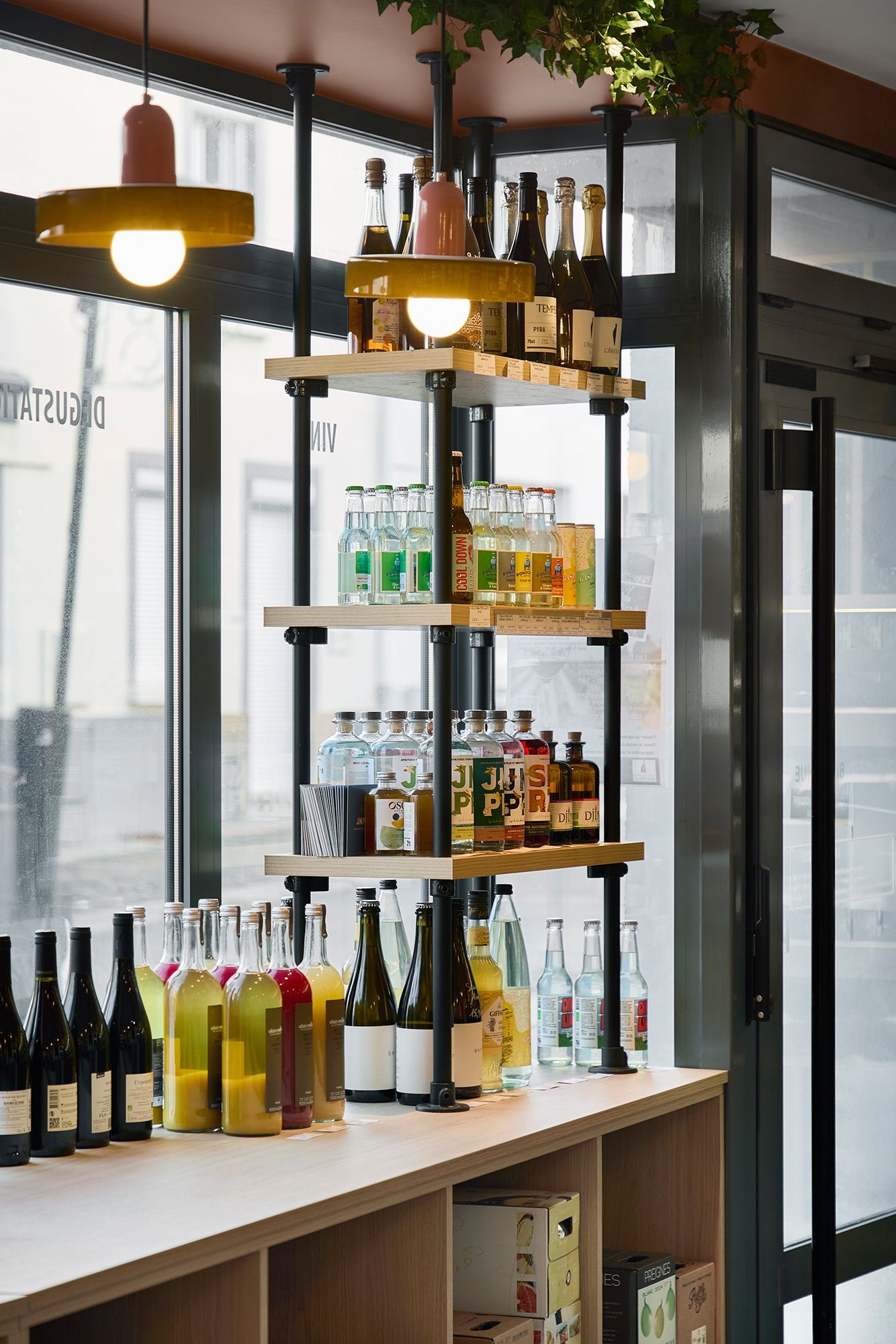 Étagère de bar moderne avec bouteilles et verres dans l'intérieur lumineux d'un café
