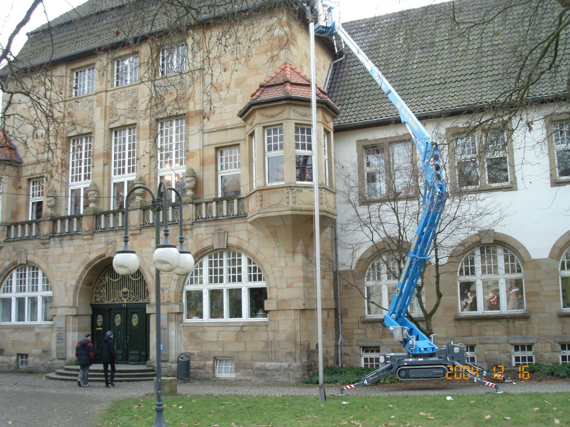 Kran vor altem Gebäude