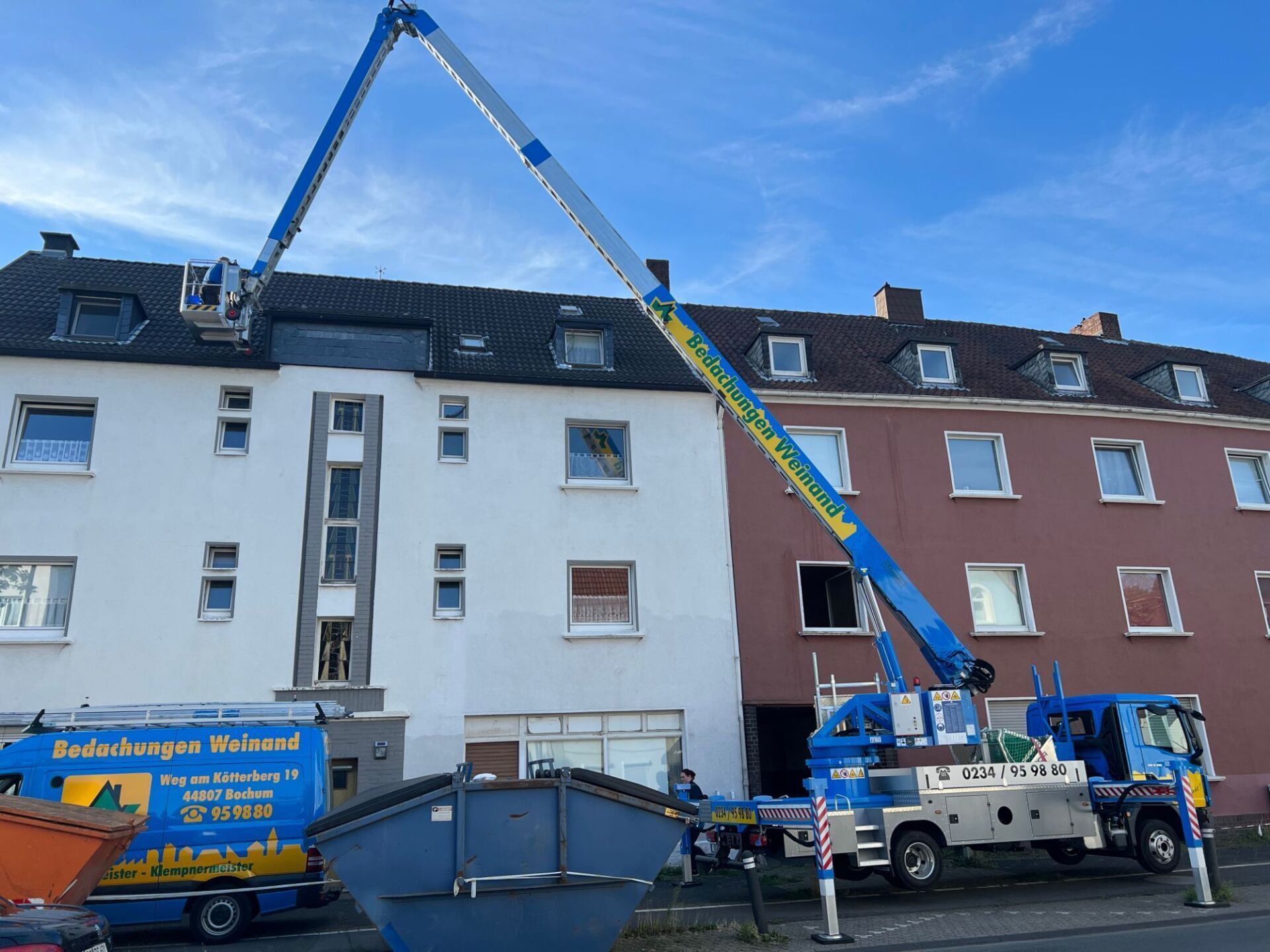 Kran vor Mehrfamilienhaus Dachgeschosswohnung
