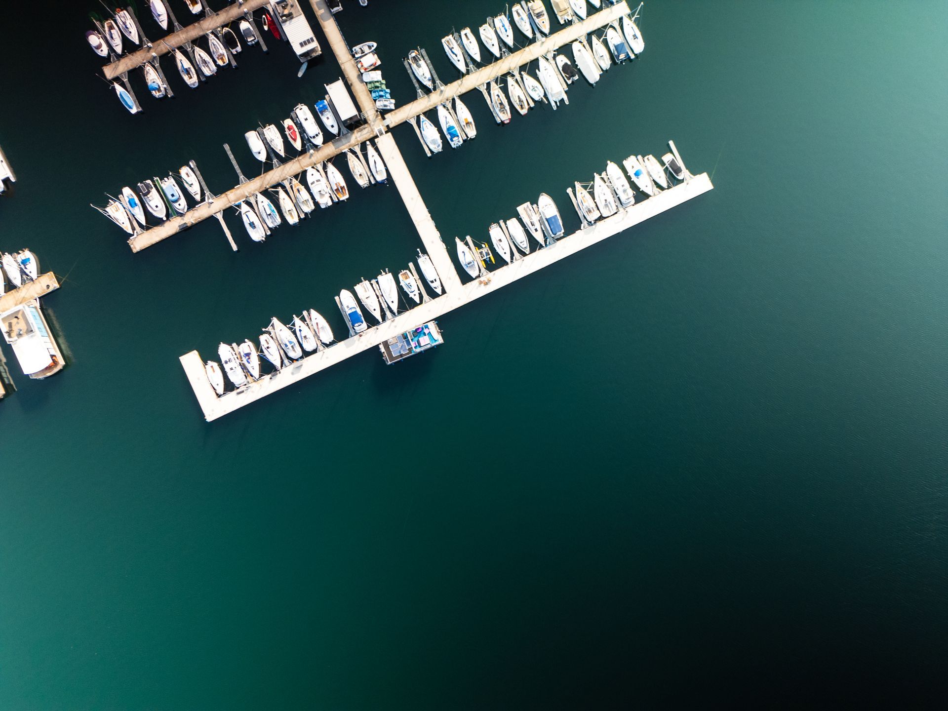 Direkt am See mit Hafen