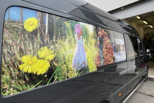 Henkilöautoja parkissa