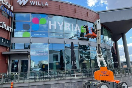 Henkilöautoja parkissa