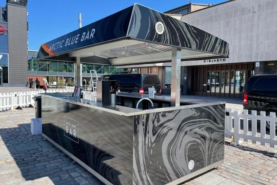 Henkilöautoja parkissa