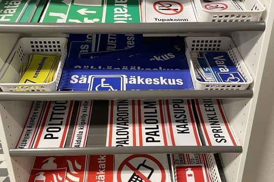 Henkilöautoja parkissa