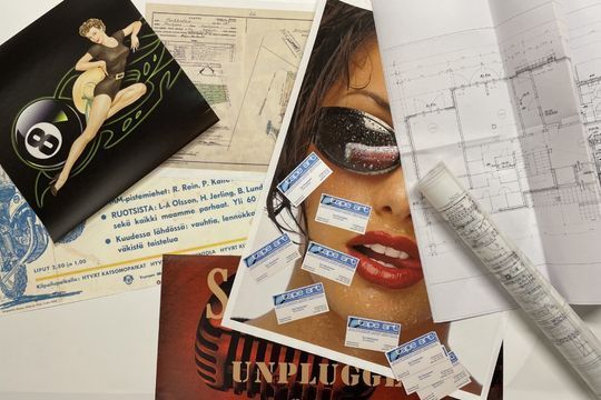 Henkilöautoja parkissa