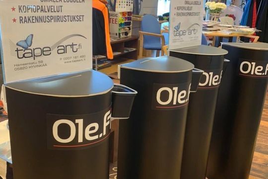 Henkilöautoja parkissa