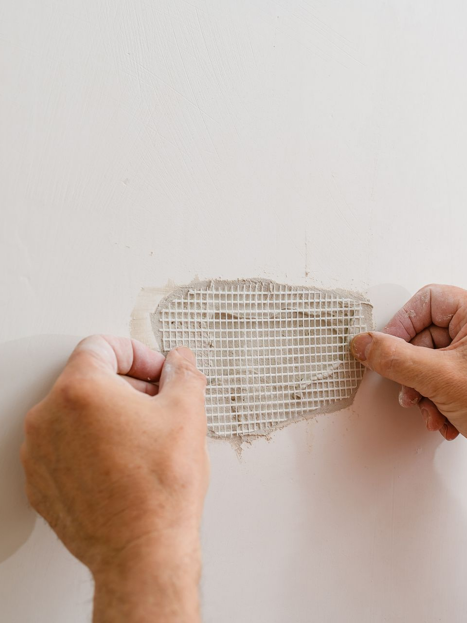 Pose de fibre de verre sur un mur blanc.