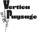 Logo en noir et blanc d'un grimpeur suspendu &agrave; c&ocirc;t&eacute; des mots &laquo; Vertica Paysage &raquo;.