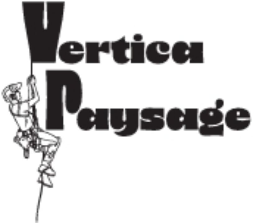 Logo en noir et blanc d'un grimpeur suspendu &agrave; c&ocirc;t&eacute; des mots &laquo; Vertica Paysage &raquo;.