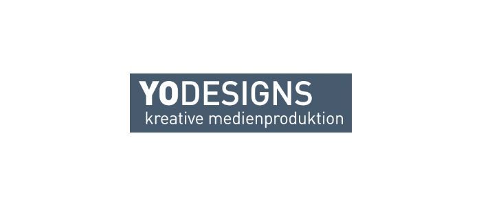 Logo für YODESIGNS kreative Medienproduktion mit weißem Text auf rechteckigem blaugrauem Hintergrund.