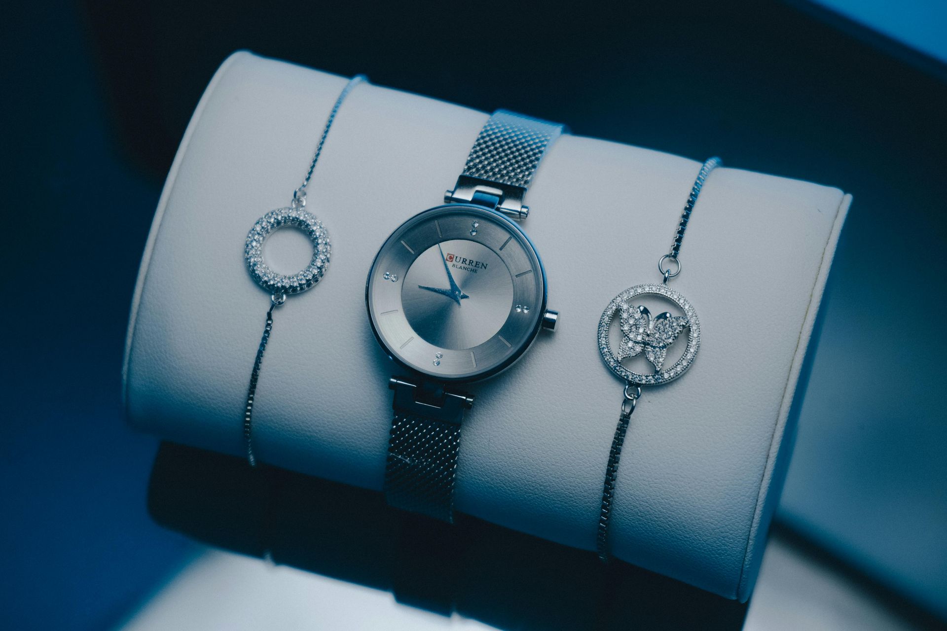 Joyas de playa, un reloj y  dos pulseras.
