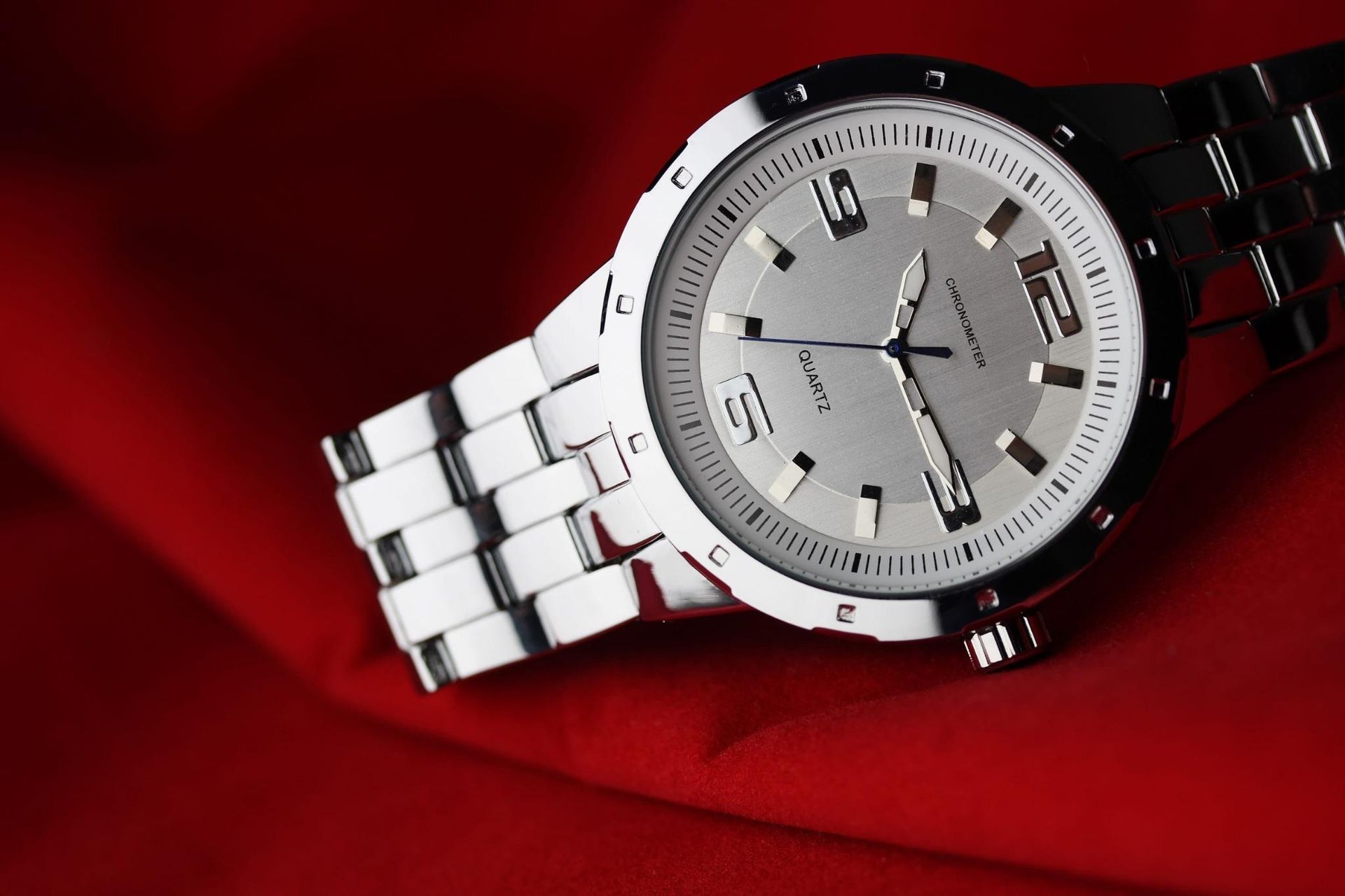 Fotografía de reloj de plata.