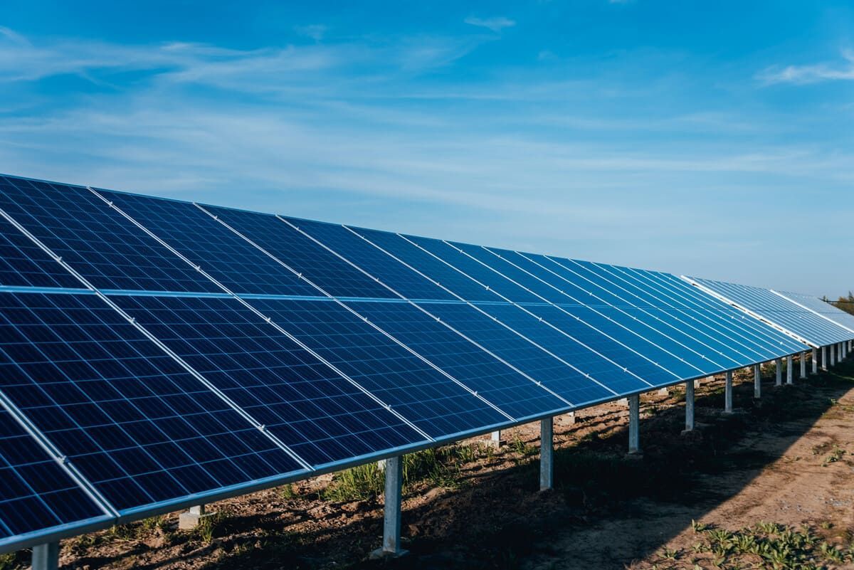 Antes y después de la remodelación del baño. Izquierda: construcción en curso con suelo radiante rojo. Derecha: acabado.