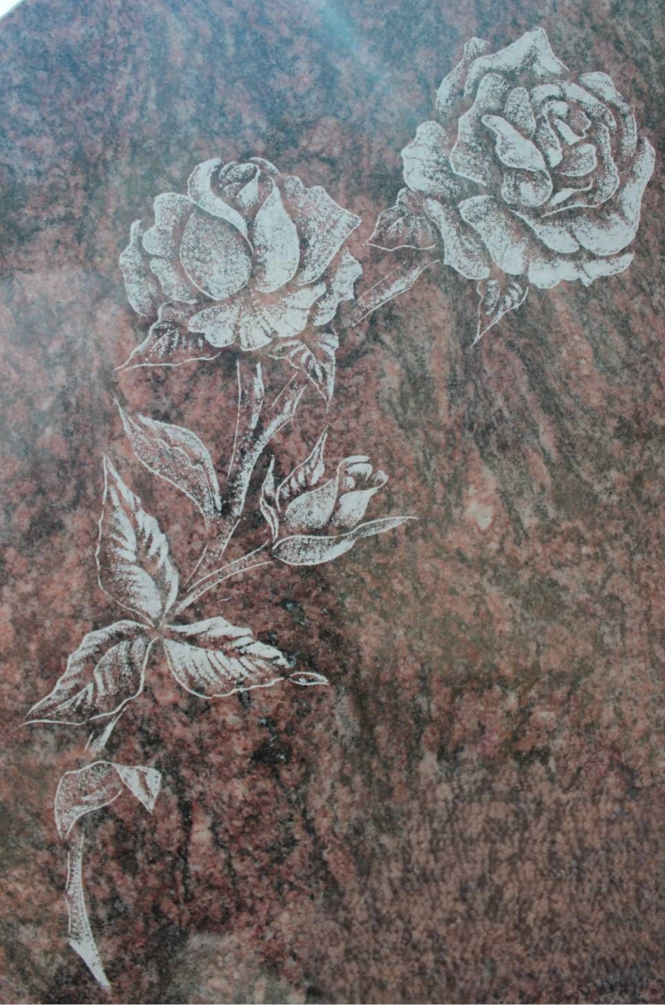 Roses et feuilles d'un blanc pâle sur un fond texturé brun rougeâtre foncé