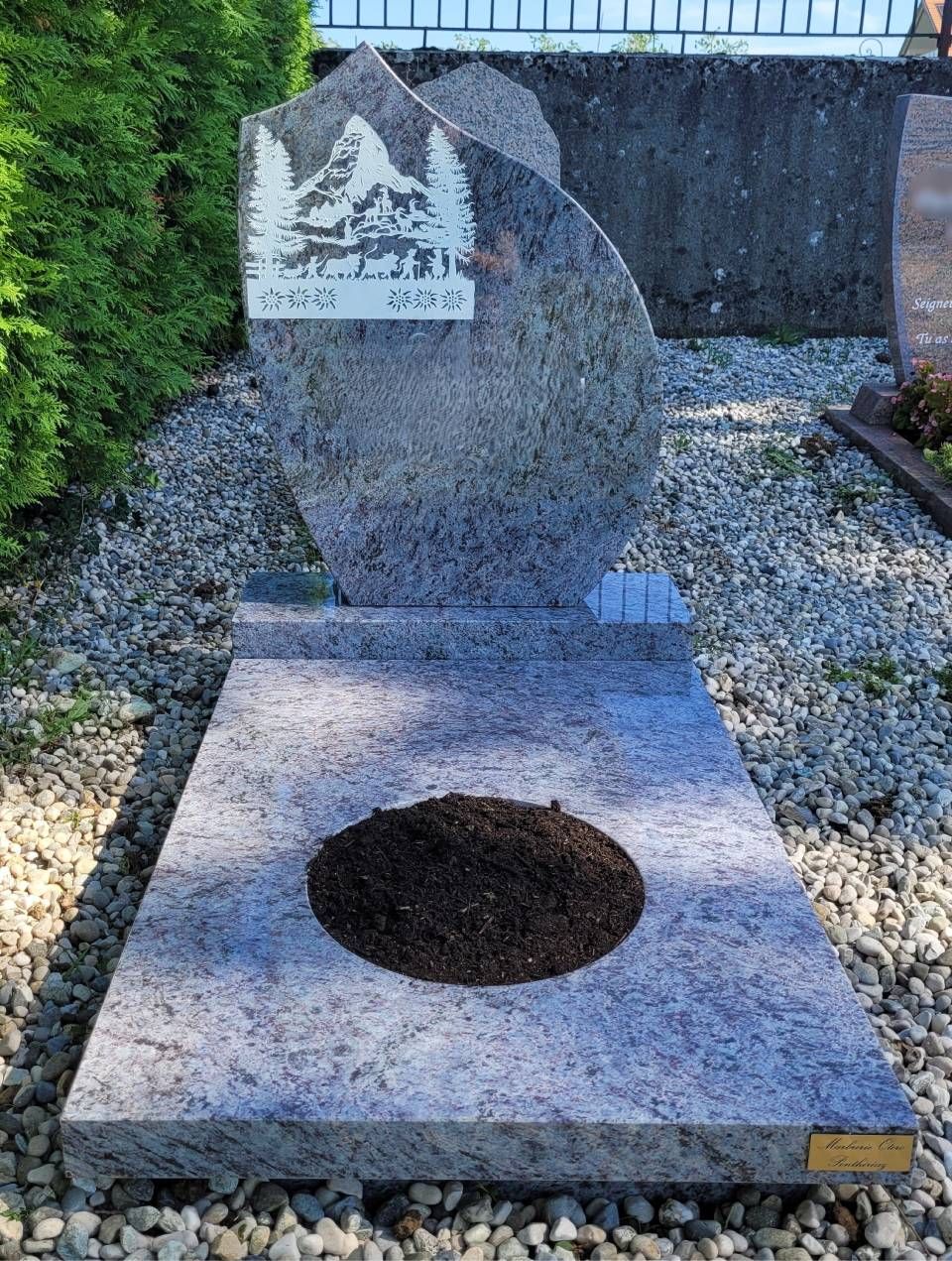 Tombe commémorative en granit