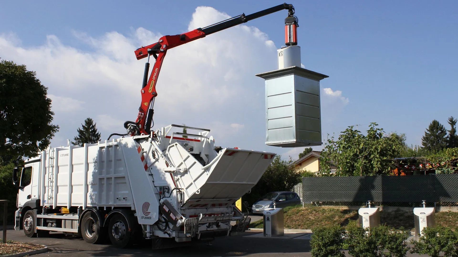 Un camion poubelle avec une grue attachée