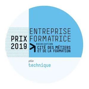 Un logo bleu et blanc pour le prix formatrice 2019