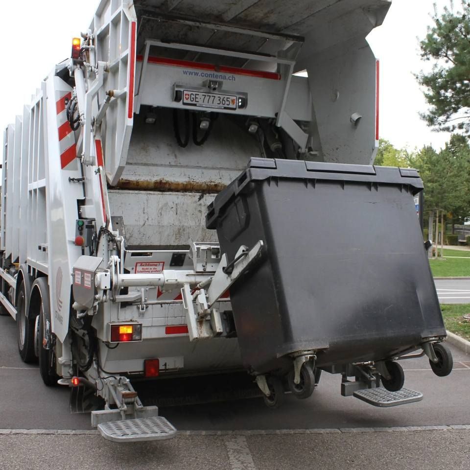 Un camion poubelle avec une plaque d'immatriculation indiquant ee 77 lmg