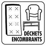 Un dessin en noir et blanc d'un matelas, d'une chaise et d'une table.