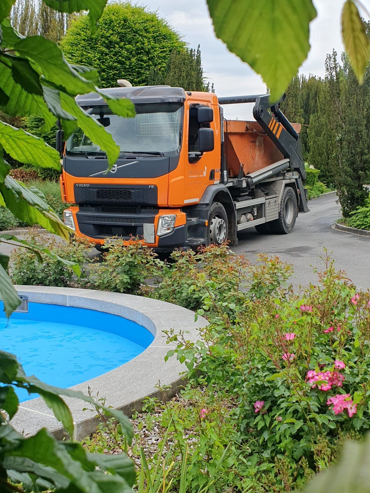 Baciocchi Transport - benne devant fontaine