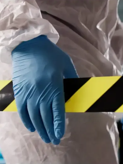 Pared interior en proceso de renovación; tuberías y cableado expuestos visibles.